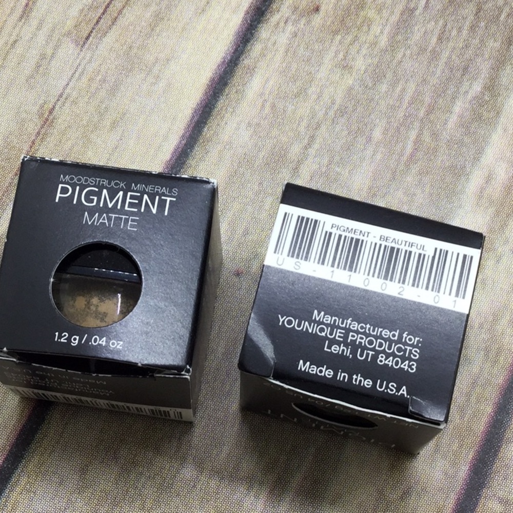 One Younique  Beautiful Pigment Matte Eyeshadow